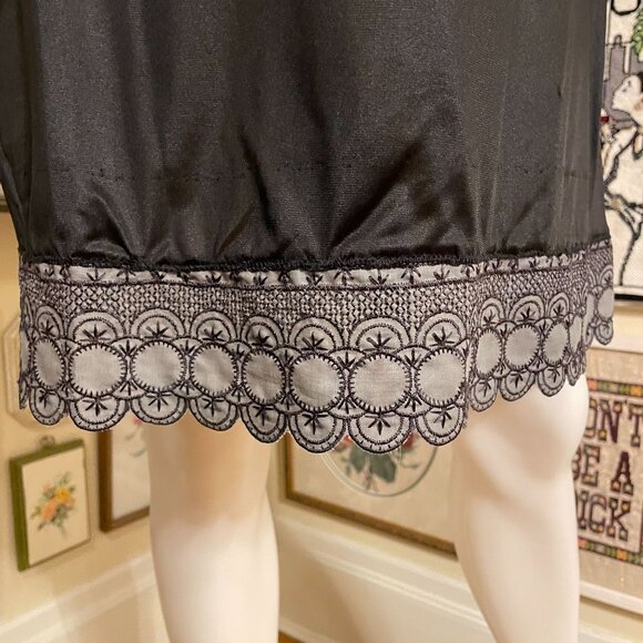 60s Vintage Sears Black Nylon Slip with Unusual Lace Hem & Bow Detail Size 34 - Picture 3 of 7